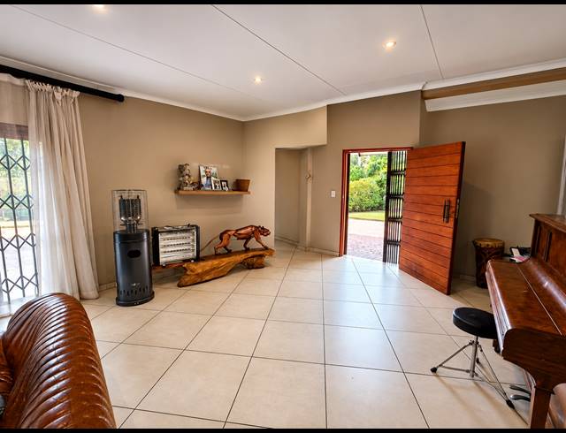4 BEDROOM HOUSE TO LET IN THREE RIVERS EAST